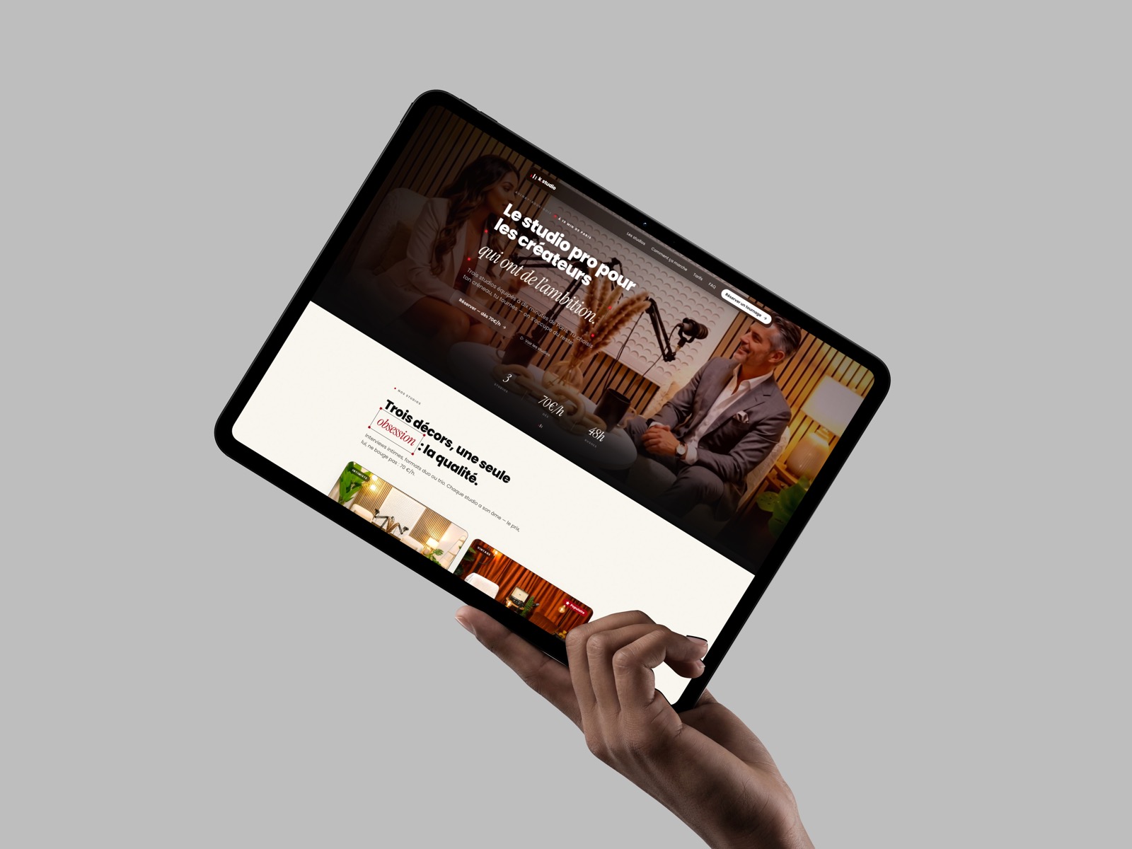 Tablette tenue en main affichant le site Kstudio réalisé par Meridian